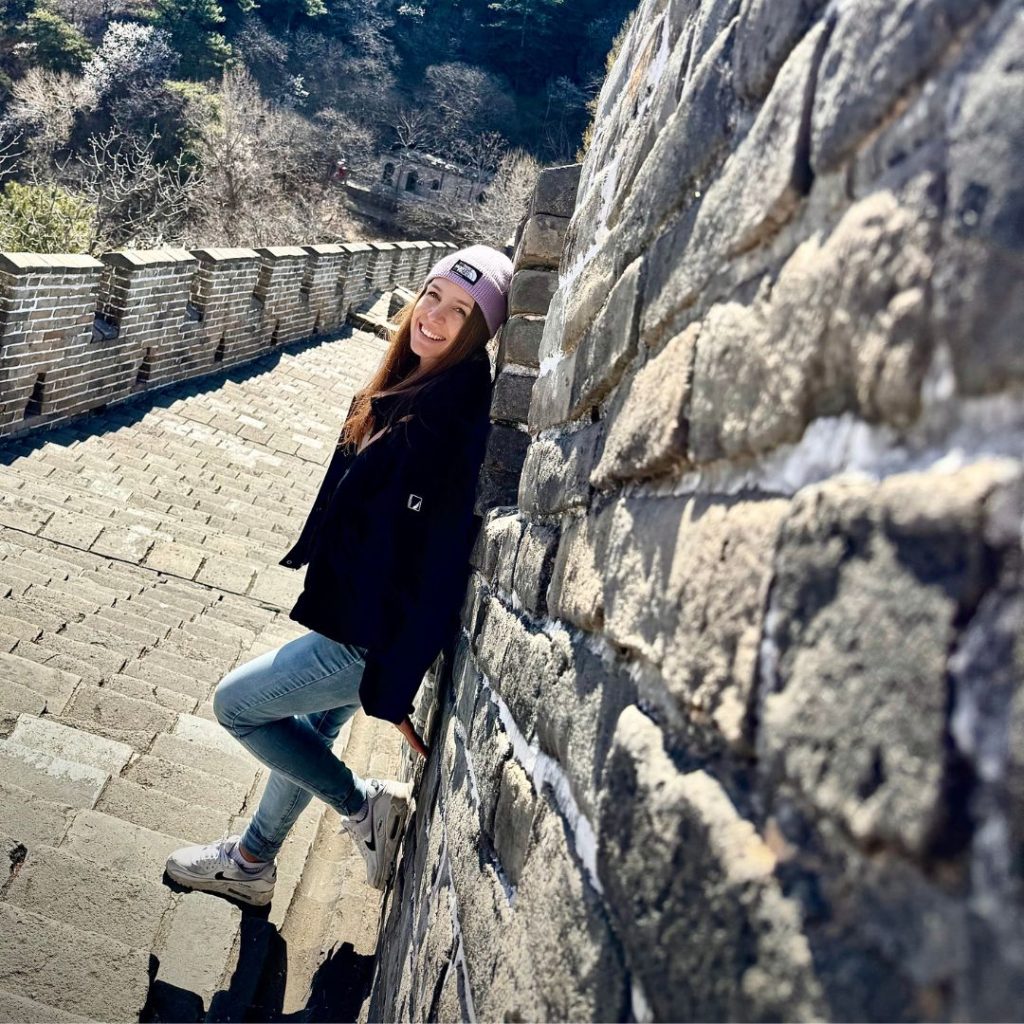 Alessia Prest appoggiata a una parete della Grande muraglia cinese