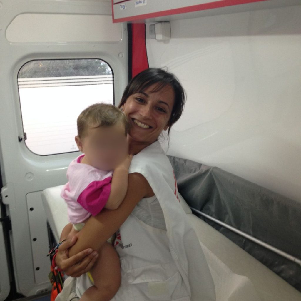 Francesca Dambruoso con in braccio una bambina durante una missione per Medici Senza Frontiere