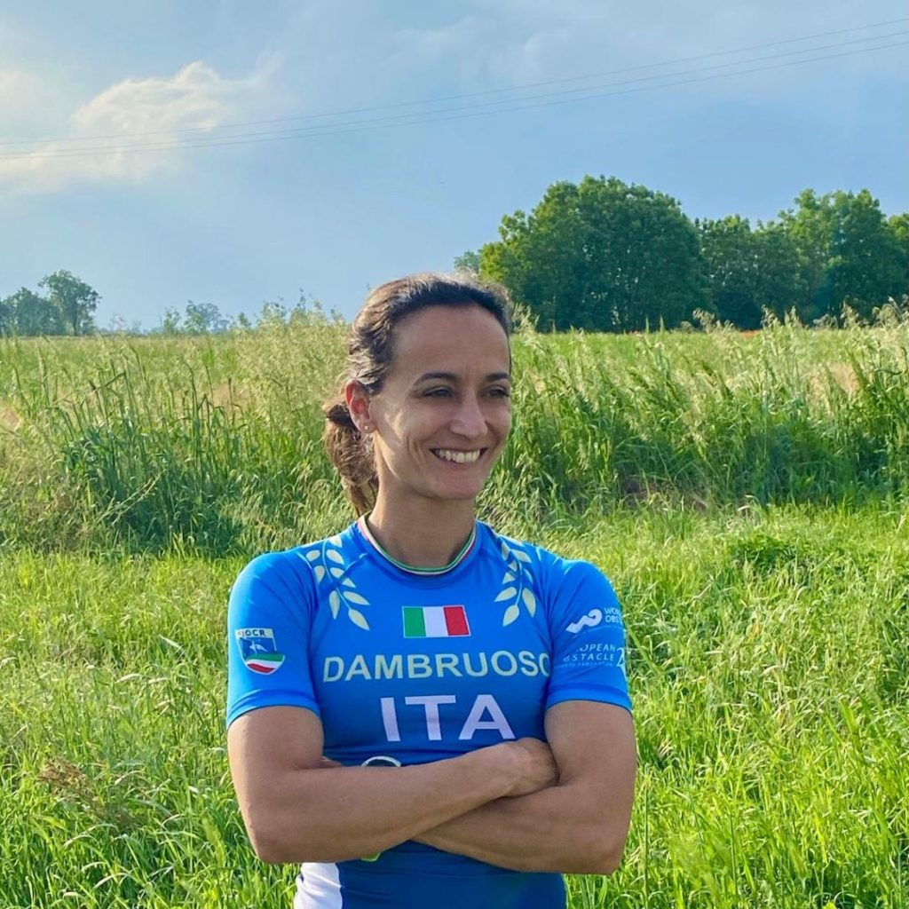 Francesca Dambruoso in tenuta sportiva con la divisa della rappresentativa italiana a una gara di Obastacles Course Race