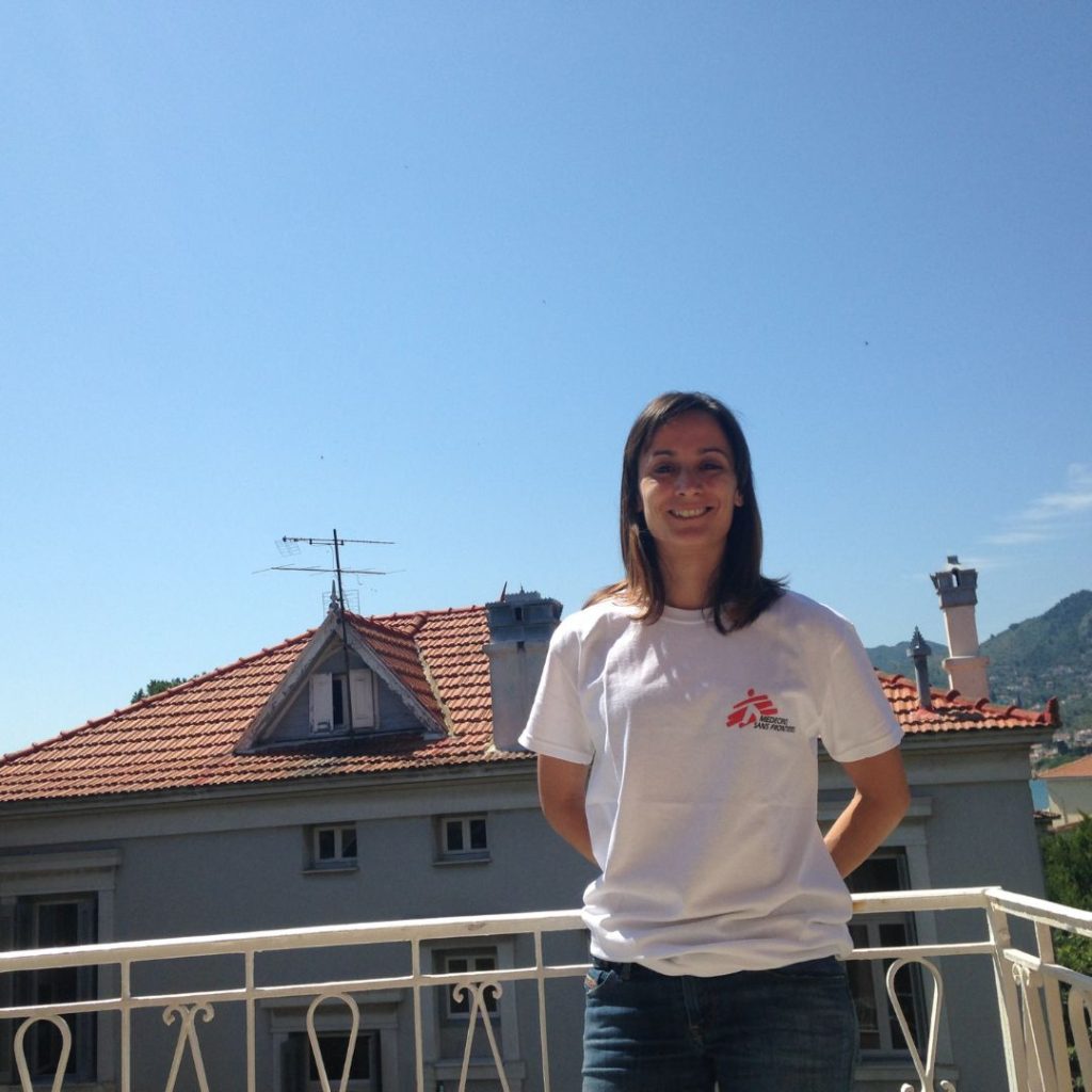 Francesca Dambruoso posa sorridente in piedi con la maglia di Medici Senza Frontiere