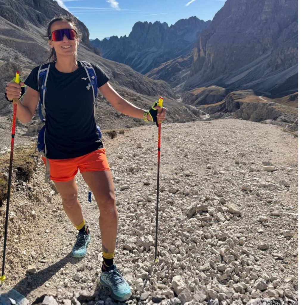 Francesca Dambruoso in abbigliamento da trekking alpino impegnata in un percorso