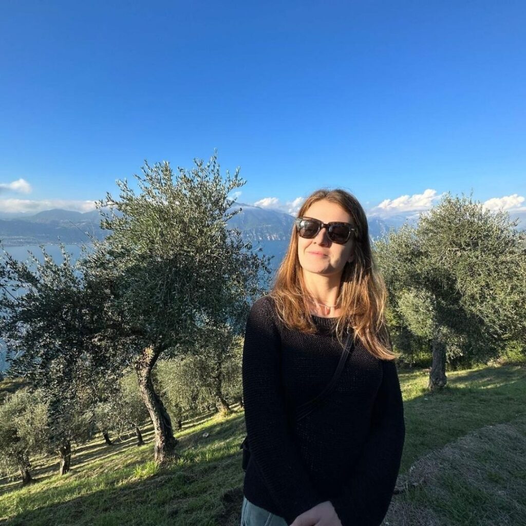 Maria Viola Bonafini in primo piano con piantagioni di uliveti alle sue spalle.