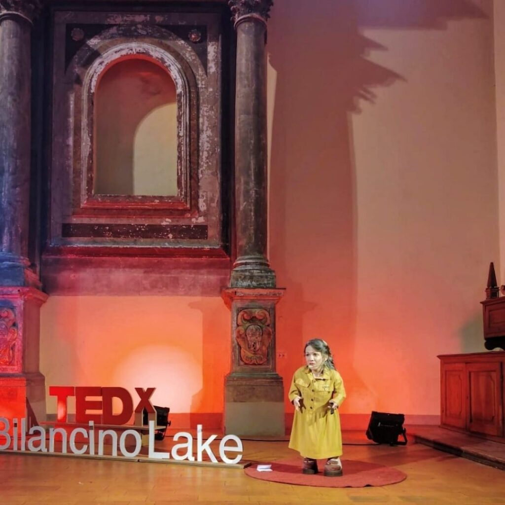 Francesca Moscardo parla sul palco davanti alla platea del TEDX Bilancino Lake.