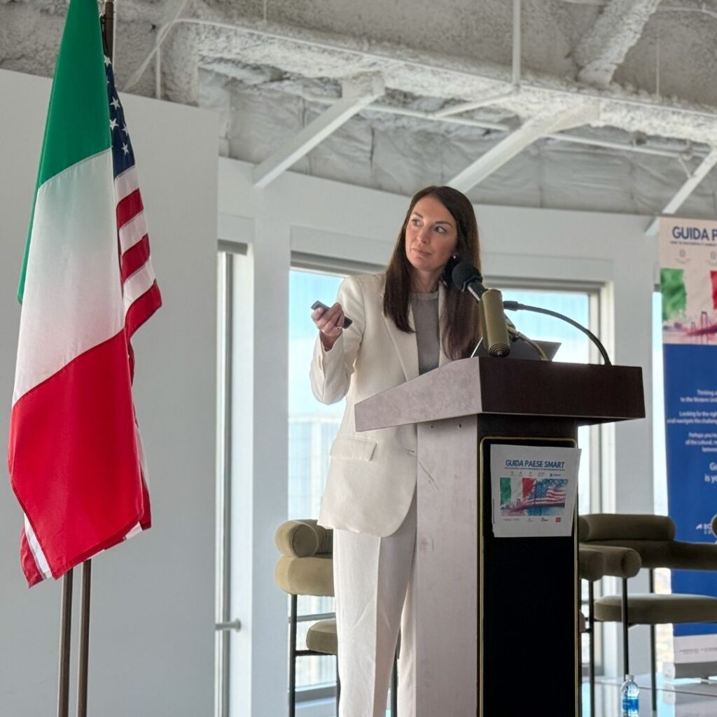 Federica Chiarello impugna un telecomando per cambiare slide