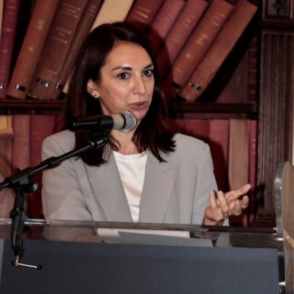 Federica Chiarello parla al microfono