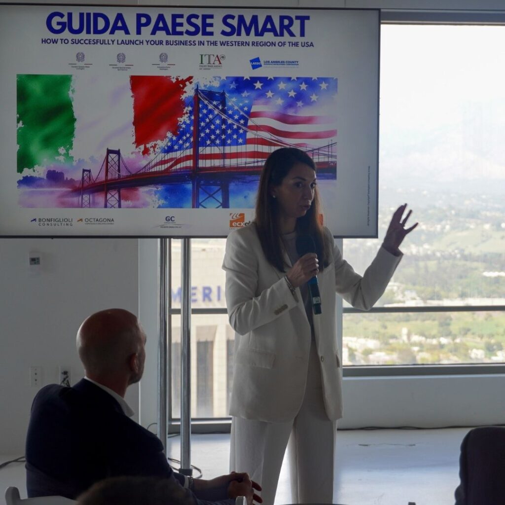 Federica Chiarello parla al microfono davanti a una platea di persone