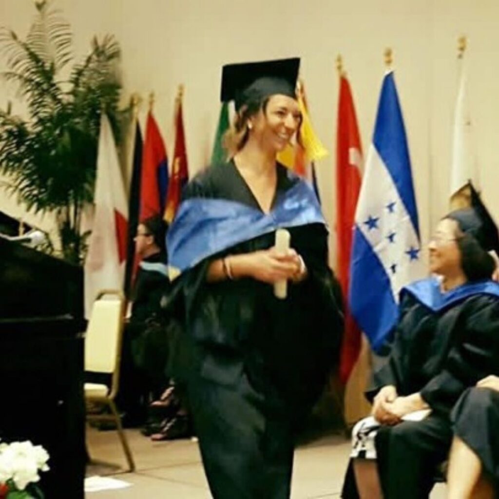 Federica Chiarello sfila con in mano il diploma di Master of Business Administration conseguito negli Stati Uniti d'America