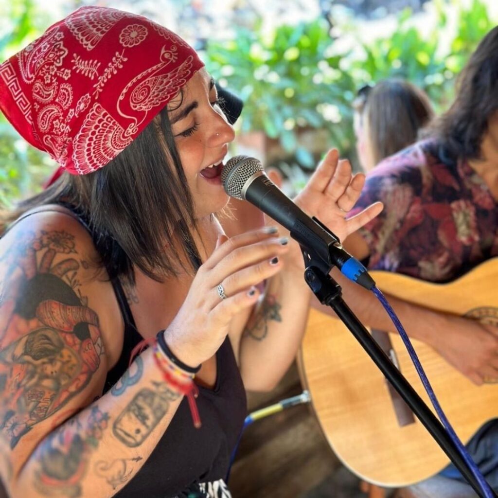 Irene De Pascalis canta al microfono durante una delle sue esibizioni live