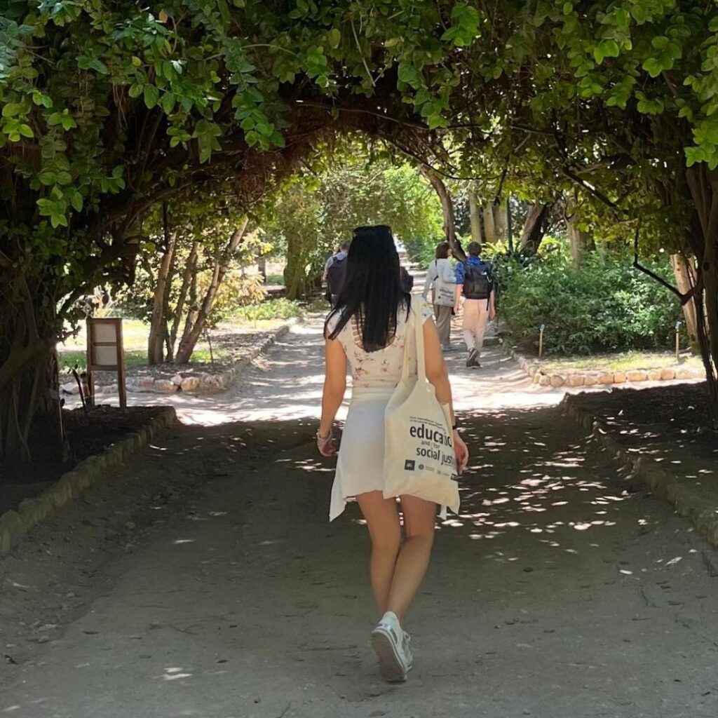 Camilla Pirrello di spalle mentre percorre a piedi un sentiero
